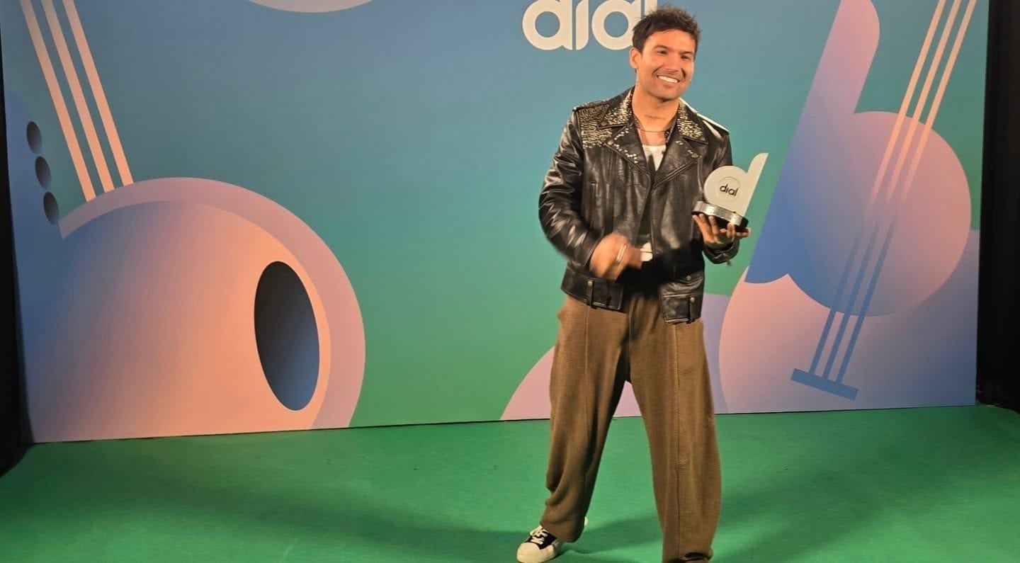 Ezio Oliva hace historia y gana Premio Dial