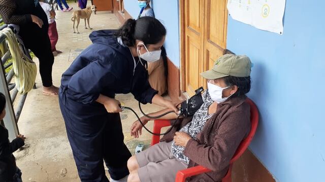 Brindan atención médica a damnificados por derrumbes en Canchaque, en la región Piura
