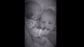 YouTube: La tierna estrategia de un bebé para calmar a su hermano menor [VIDEO]