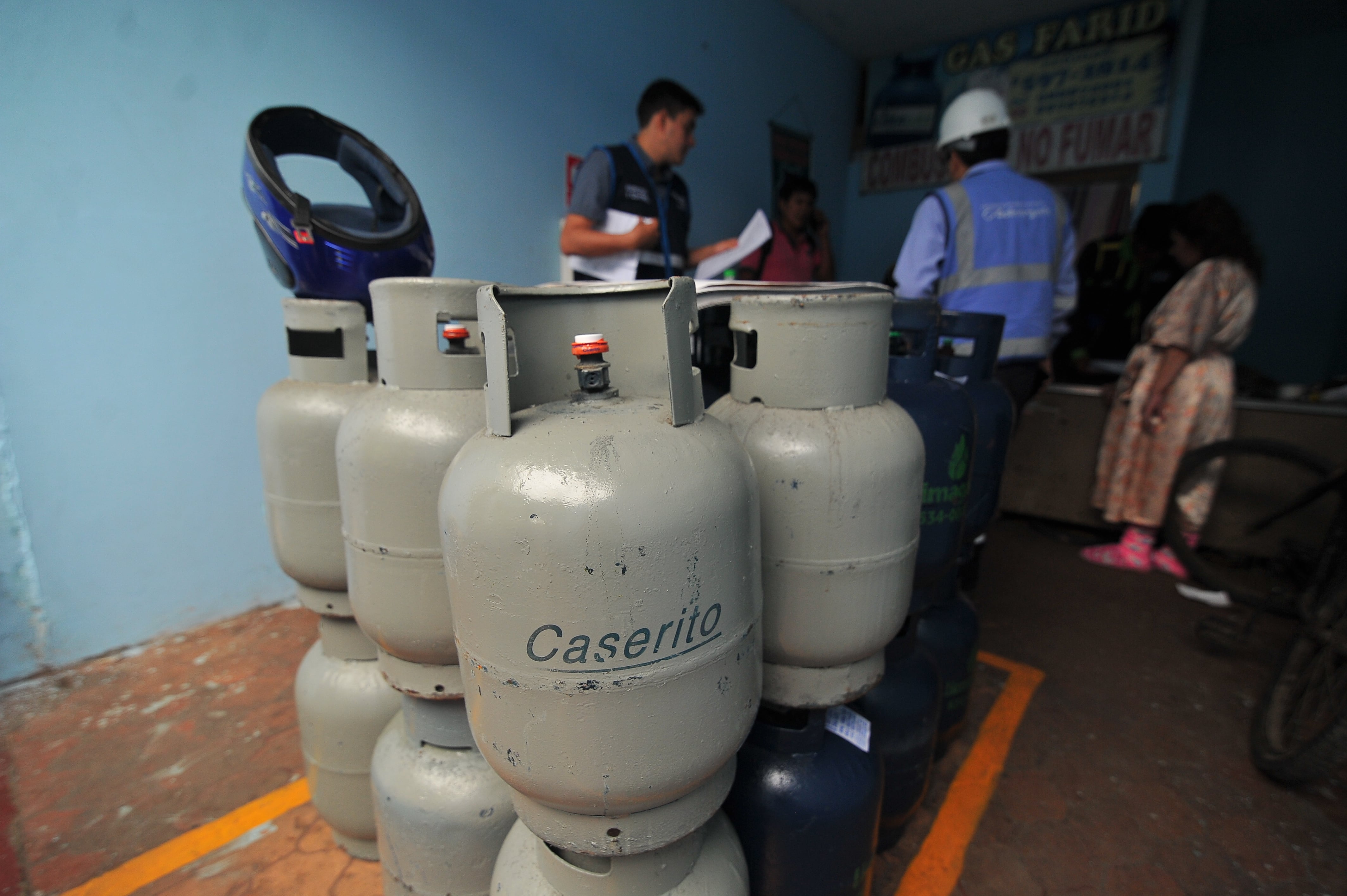 OPERATIVO DE FISCALIZACIÓN DE LA MUNICIPALIDAD DE SAN MIGUEL Y OSINERGMIN INTERVIENEN EN LOCAL DE VENTA DE GAS EN BALON