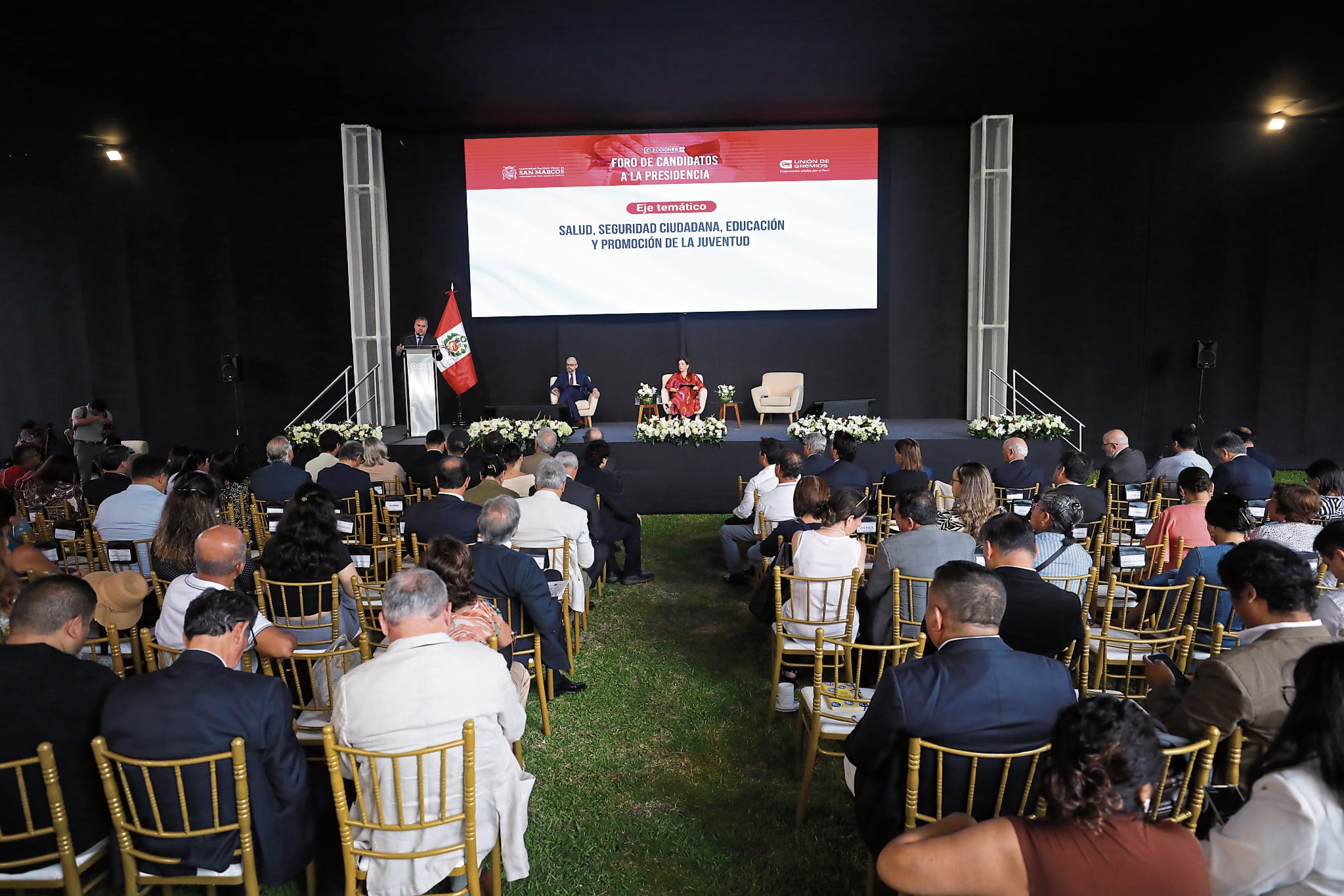 El foro permitió escuchar propuestas de los candidatos, en lugar de los ataques que de seguro habrá en los debates presidenciales que organiza el JNE. Foto GEC