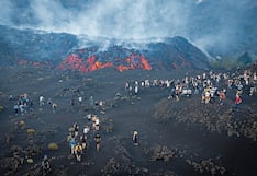 Miles de turistas caminan hacia el volcán Etna en erupción para ver ríos de lava y explosiones