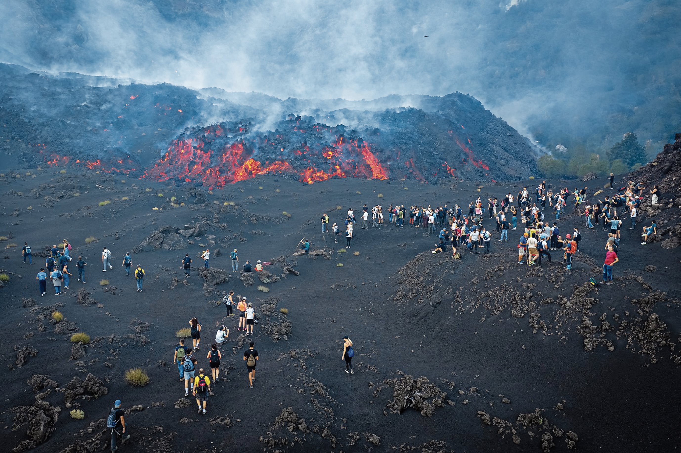 El volcán Etna atrae a los turistas para observar gran espectáculo de sonidos, colores y calor.