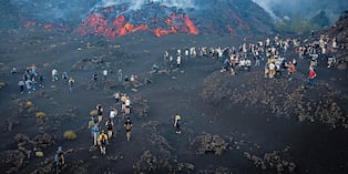 El volcán Etna atrae a los turistas para observar gran espectáculo de sonidos, colores y calor.