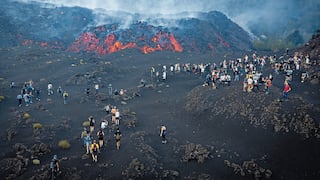 Miles de turistas caminan hacia el volcán Etna en erupción para ver ríos de lava y explosiones