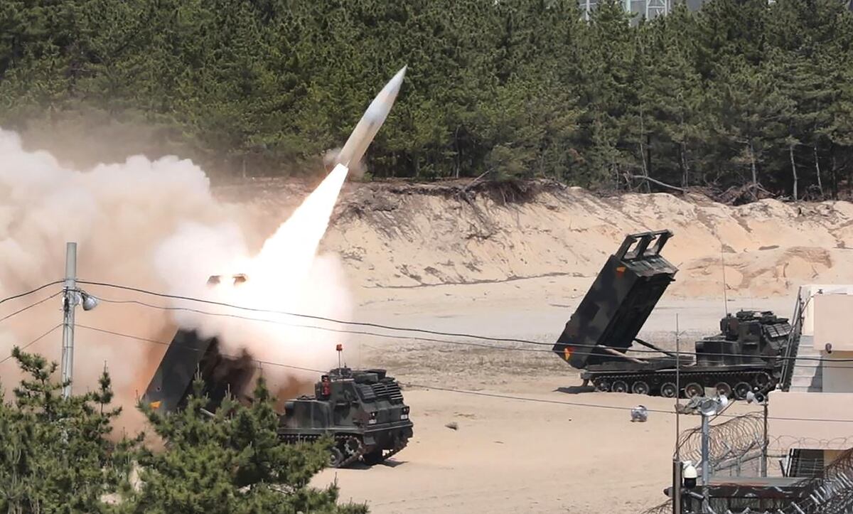 Sistema de Misiles Tácticos del Ejército de EE. UU. (ATACMS) disparando un misil desde un lugar no revelado. (AFP)