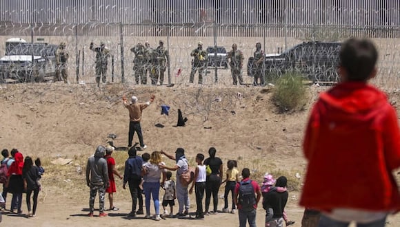Migrantes que la semana pasada buscaban ingresar a Estados Unidos a través de una cerca de alambre de púas fueron ahuyentados con disparos de gas pimienta por agentes de la Guardia Nacional de Texas. © HERIKA MARTINEZ / AFP/Archivos