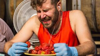 Hombre come 160 de los pimientos más picantes del mundo de una sola vez