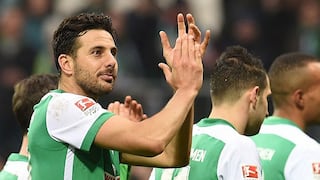 Hinchas felicitan a Pizarro por ser mayor goleador de la historia del Werder Bremen 