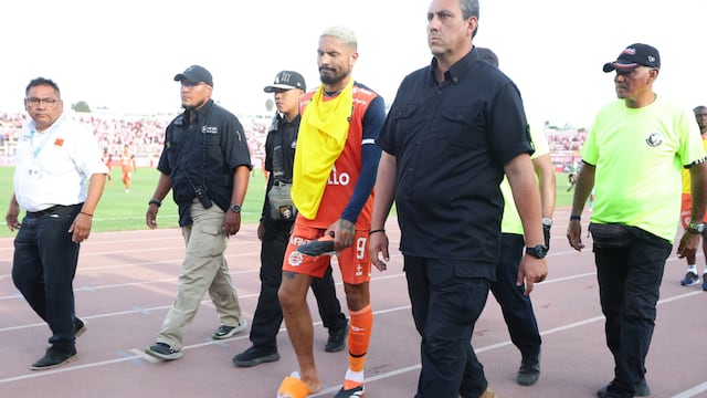 Adolorido y cojeando: Paolo Guerrero sufrió terrible falta y salió con el tobillo hinchado (FOTOS)