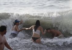 Asisten a playas pese a oleaje