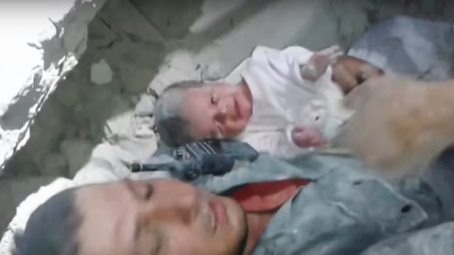 ​YouTube: Mira el rescate de bebé tras bombardeo en Siria [VIDEO]