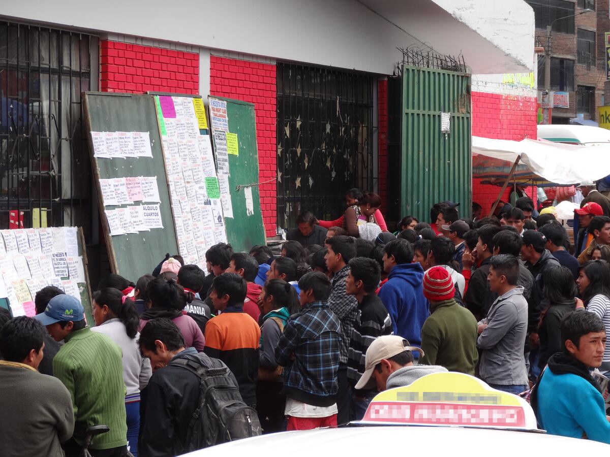 DESEMPLEADOS BUSCAN TRABAJO EN AVISOS PUBLICADOS EN MERCADO MODELO