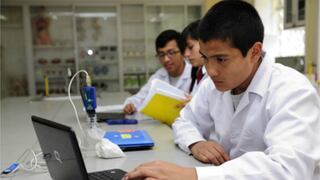 ¿Qué estudiaron los jóvenes que ejercen su profesión en el Perú?