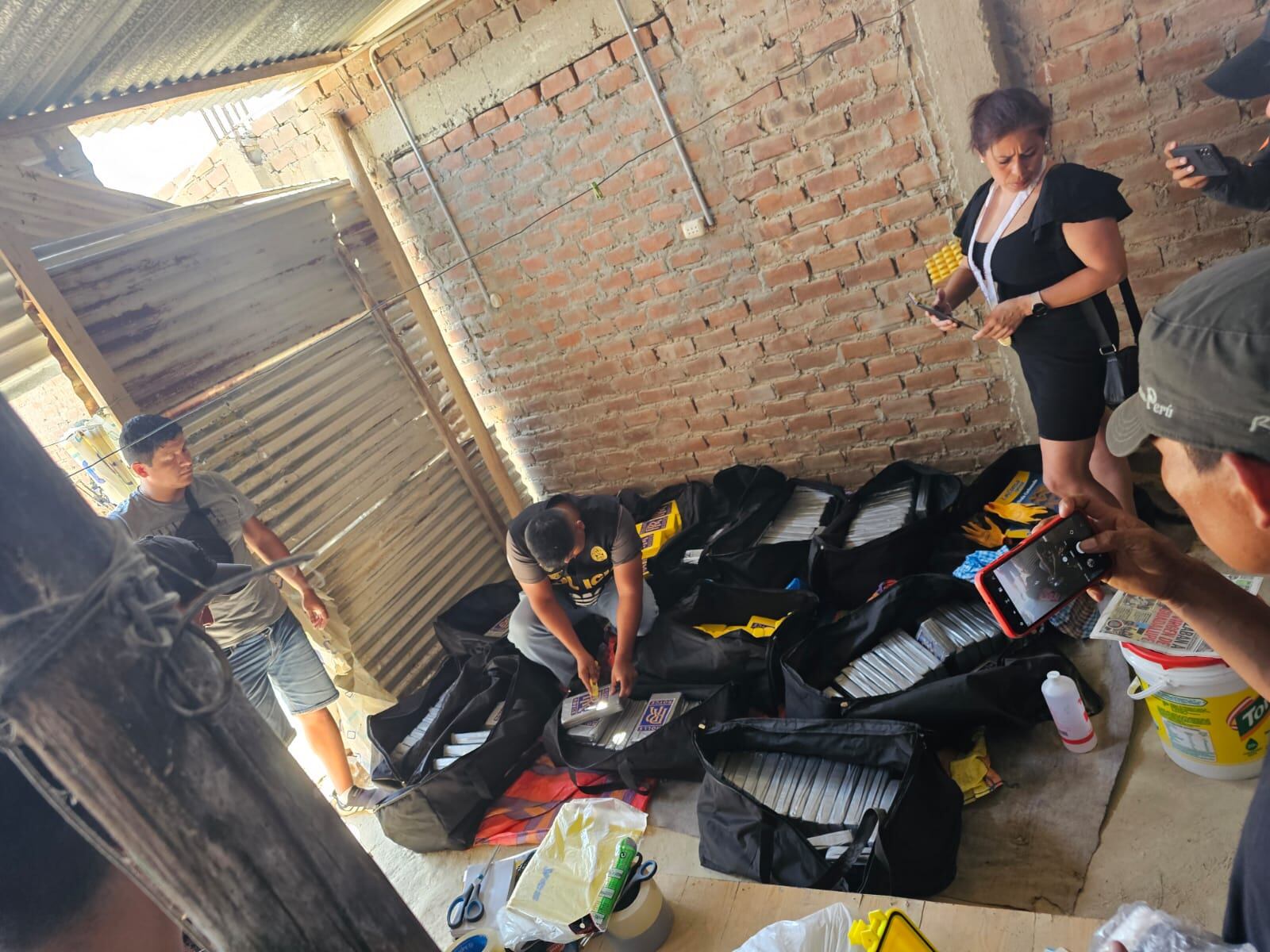 Incautación de 250 ladrillos de cocaína que iban a ser enviados desde Piura a Europa.