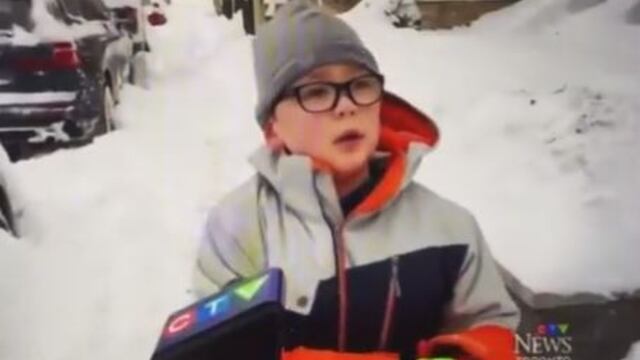 El jocoso reclamo de un niño tras quedar ‘exhausto’ por palear nieve