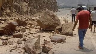 Derrumbe en vía Libertadores por sismo en Pisco