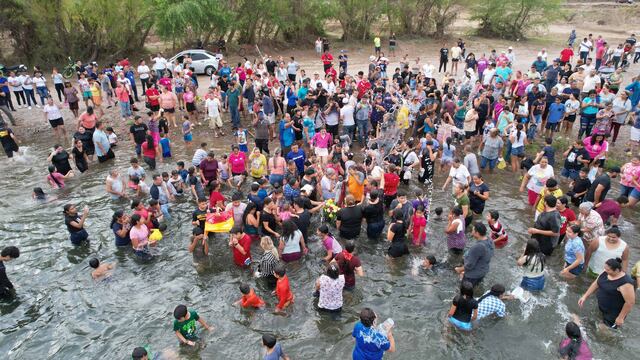 Fieles bañan a santo en río para que haga llover durante todo el año