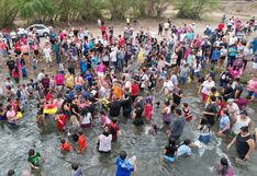 Fieles bañan a santo en río para que haga llover durante todo el año