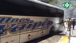 Hermanos Yaipén: Bus de agrupación se incendia en carretera [VIDEO]