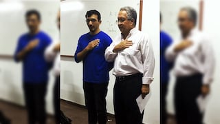 Alumnos llegan tarde a clases y su profesor les hace cantar el himno (VIDEO)