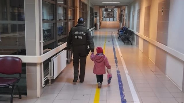 Padres olvidan a su hija de 3 años y la dejan encerrada con candados dentro de tienda | VIDEO