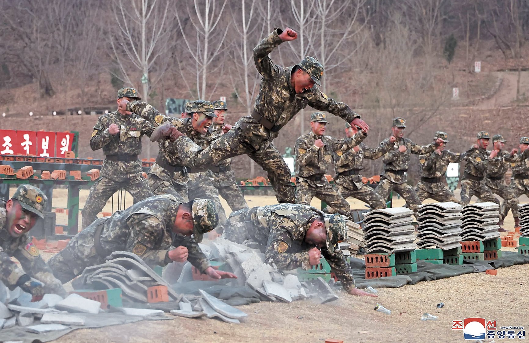 Kim Jong-un, líder de Corea del Norte, supervisó acciones de los soldados de su país en exigentes rutinas.