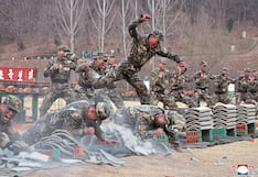 Kim Jong-un, líder de Corea del Norte, se ríe ante sus soldados que rompen ladrillos a cabezazos