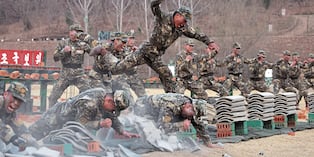 Kim Jong-un, líder de Corea del Norte, supervisó acciones de los soldados de su país en exigentes rutinas.