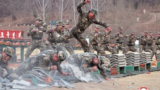 Kim Jong-un, líder de Corea del Norte, se ríe ante sus soldados que rompen ladrillos a cabezazos