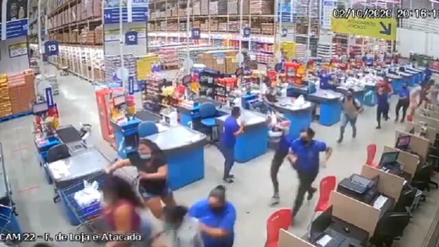  Un muerto y ocho heridos tras colapso de estantes de supermercado | VIDEO