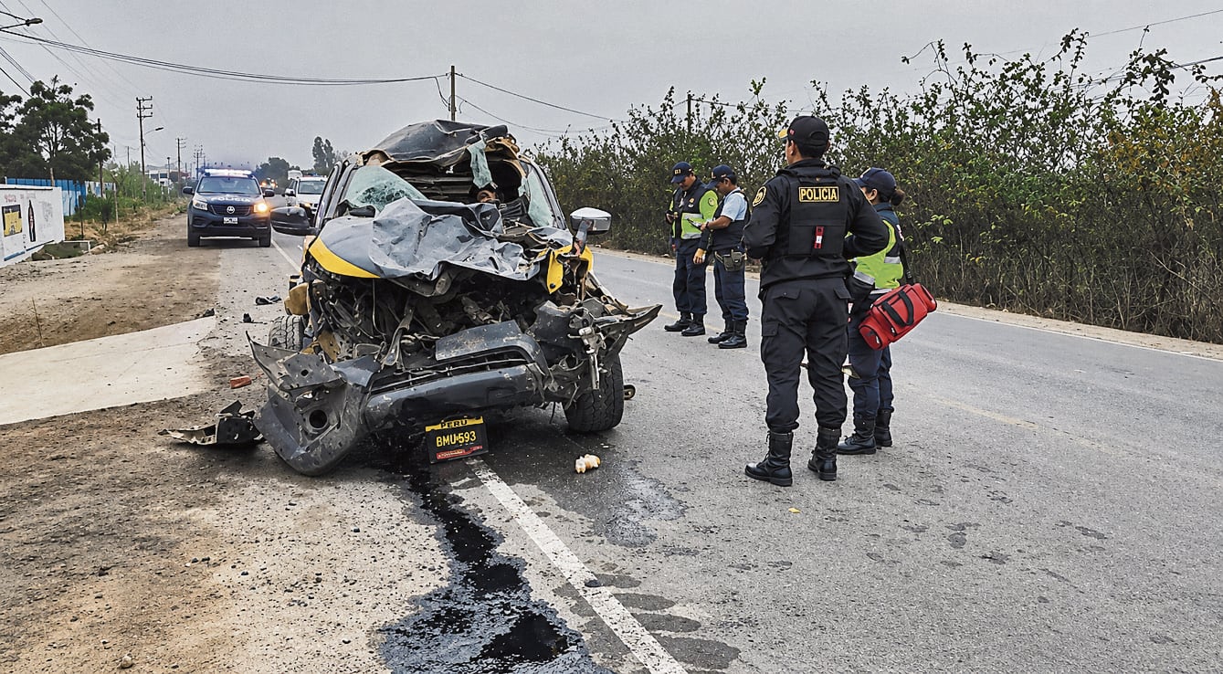 El vehículo municipal impactó con gran fuerza a la retroexcavadora y quedó destrozado.