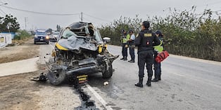 El vehículo municipal impactó con gran fuerza a la retroexcavadora y quedó destrozado.