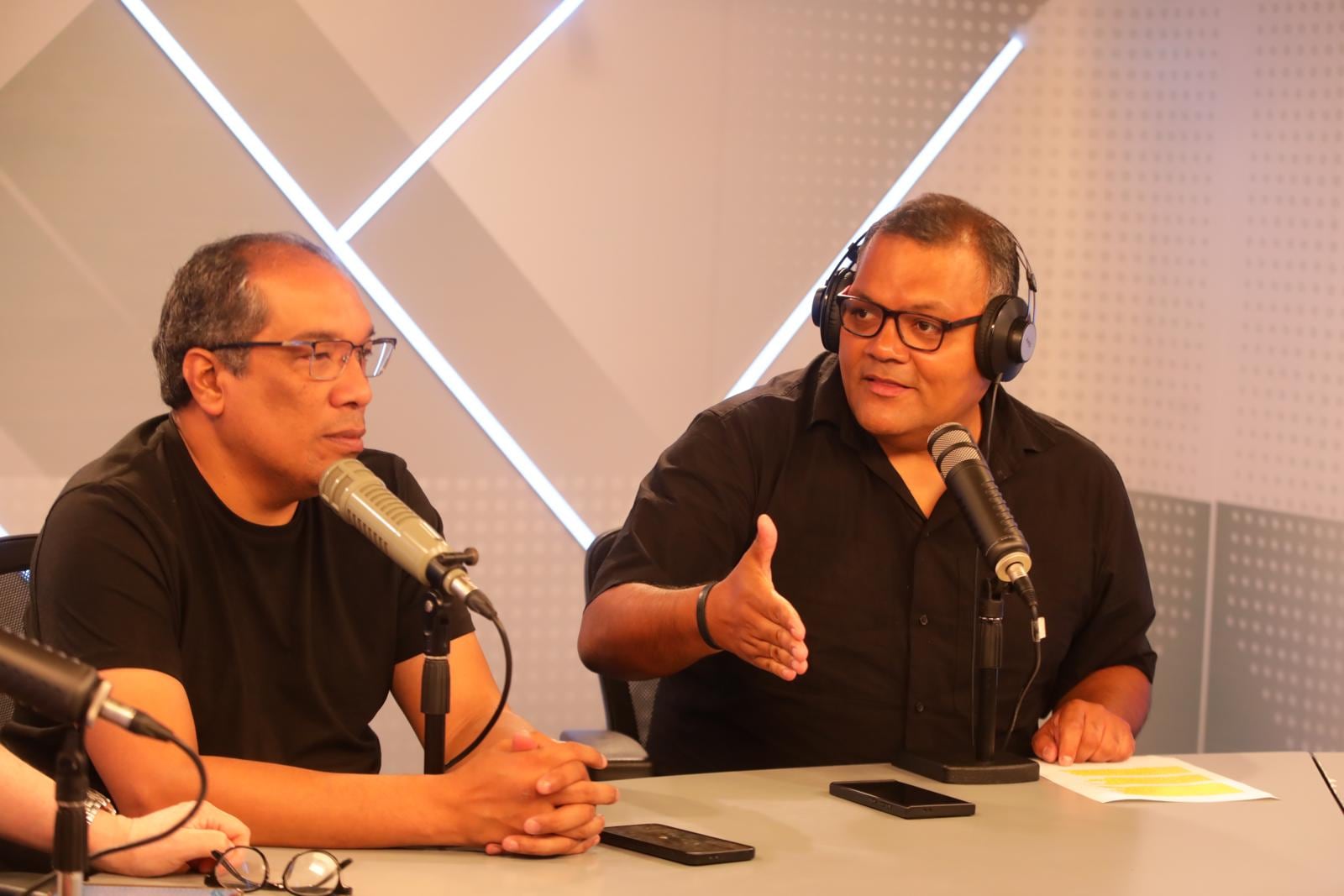 La amistad y la química que hay entre Jesús "El Tanke" Arias y Alan Diez se siente en los programas que conducen juntos como "Fútbol como cancha" y "Toque y me voy", y trasciende la cabina de la radio. FOTO: Violeta Ayasta / GEC