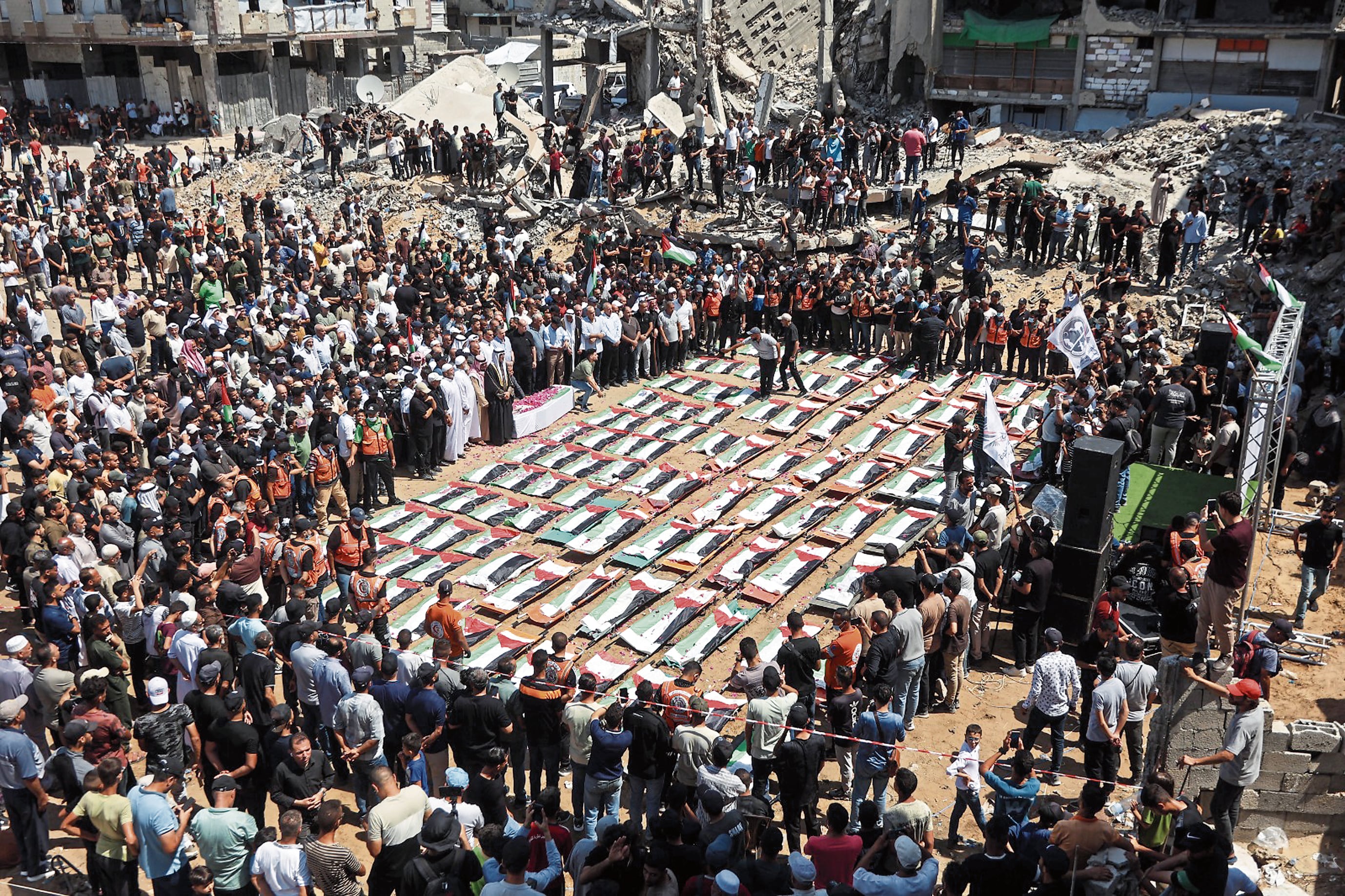 Una imagen dolorosa de lo que ha sido este funeral colectivo de personas de una misma familia asesinados durante un bombardeo en la Franja de Gaza. Foto AFP