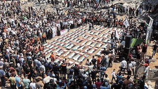 Entierran a 112 parientes en mayor funeral familiar en la Franja de Gaza