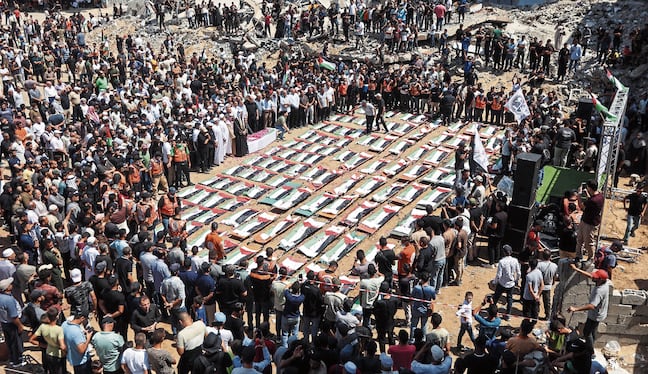 Una imagen dolorosa de lo que ha sido este funeral colectivo de personas de una misma familia asesinados durante un bombardeo en la Franja de Gaza. Foto AFP