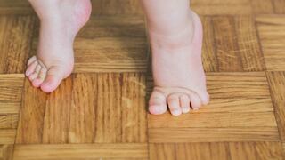 Bebé de pie: consejos para ayudarlo a caminar