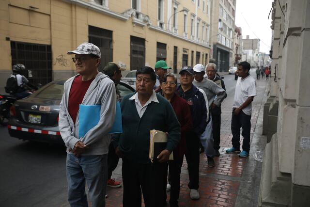 Adultos mayores hacen cola en la sede del FONAVI. (Fotos: Britanie Arroyo @photo.gec)