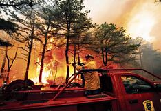 Hasta con pequeñas mangueras, valerosos bomberos enfrentan a voraz incendio
