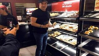 John Travolta sorprende a argentinos comprando en pastelería 