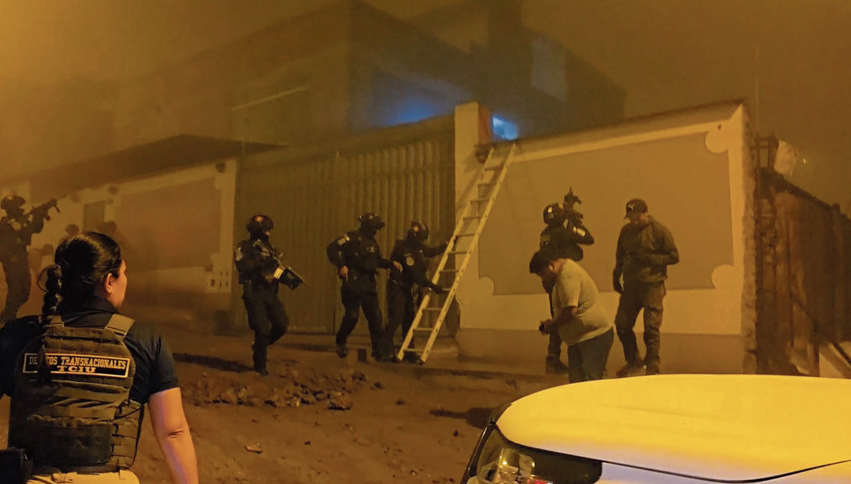 Después de abrir puertas a golpes y escalar paredes con escaleras durante la madrugada, policías peruanos con apoyo de agentes de Estados Unidos capturaron a 11 integrantes de una temible banda criminal, entre ellos un padre y su hijo,