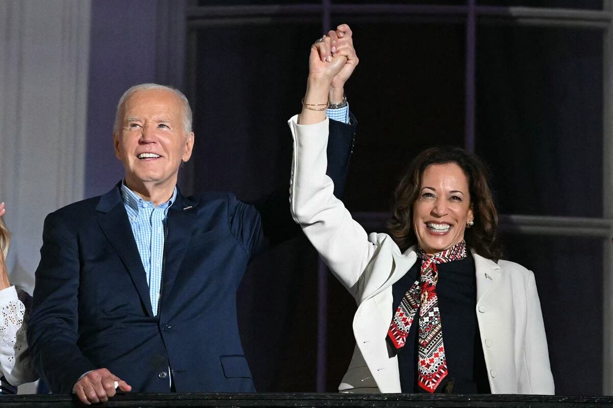 El presidente estadounidense Joe Biden toma de la mano a la vicepresidenta estadounidense Kamala Harris durante el Día de la Independencia desde el Balcón Truman de la Casa Blanca en Washington, DC, el 4 de julio de 2024. (Foto de Mandel NGAN / AFP)