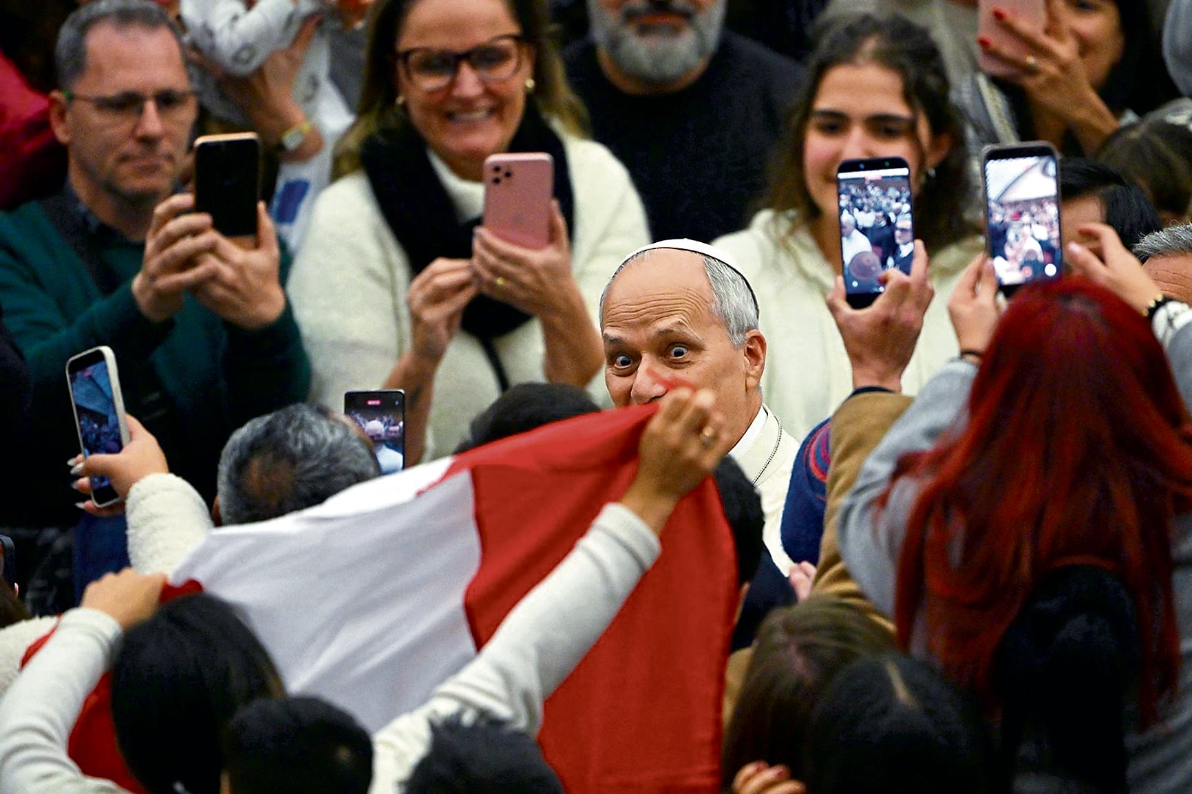El papa León XIV abre los ojos al ver la bandera del Perú, en El Vaticano.