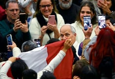El papa León XIV se emociona al ver la bandera peruana a su paso
