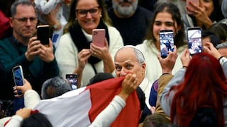 El papa León XIV se emociona al ver la bandera peruana a su paso
