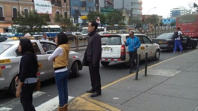 Cercado de Lima: Recogen pasajeros en zona prohibida