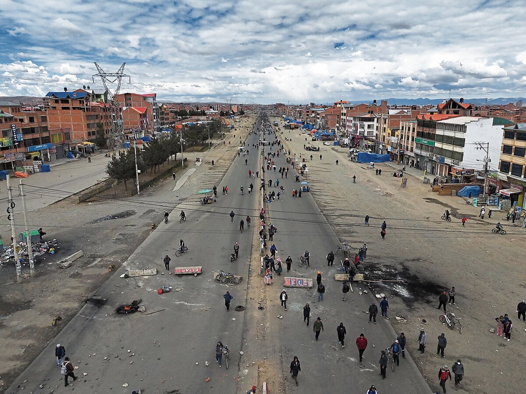 Algunas vías se vienen reabriendo en Bolivia, donde, sin embargo, aún muchas permanecen cerradas.
