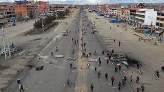 Huelguistas que exigen salida de presidente se cansan y dejan de bloquear algunas vías en Bolivia