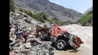 Saquean mercadería de camión que cayó a río mientras chofer pedía auxilio en Pisco | VIDEO